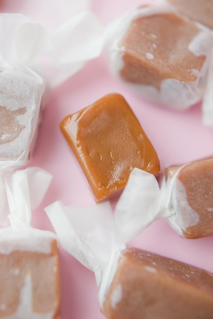 Foto fudge de caramelo envuelto en papel