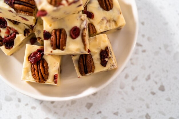 Fudge casero de chocolate blanco, arándanos y nueces