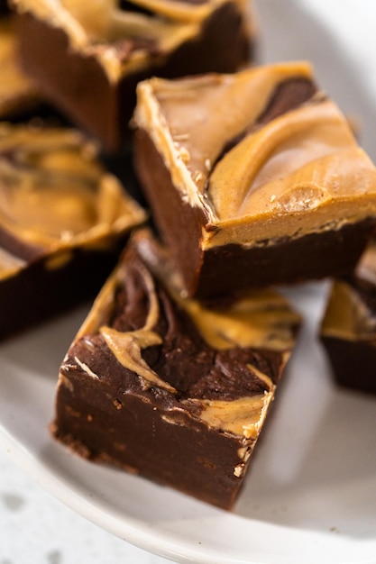 Fudge de chocolate com redemoinho de manteiga de amendoim