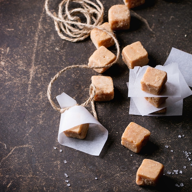 Fudge doces na toalha de mesa