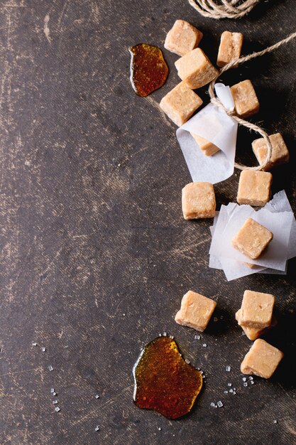 Fudge doces na toalha de mesa