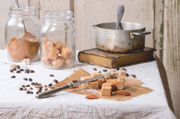 Fudge y granos de café.