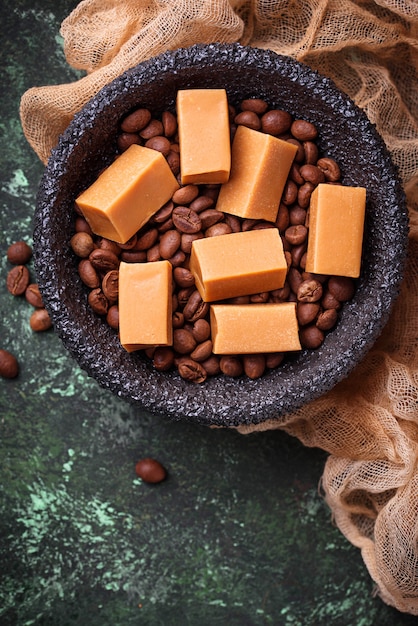 Fudge Toffeesüßigkeit mit Kaffeebohnen