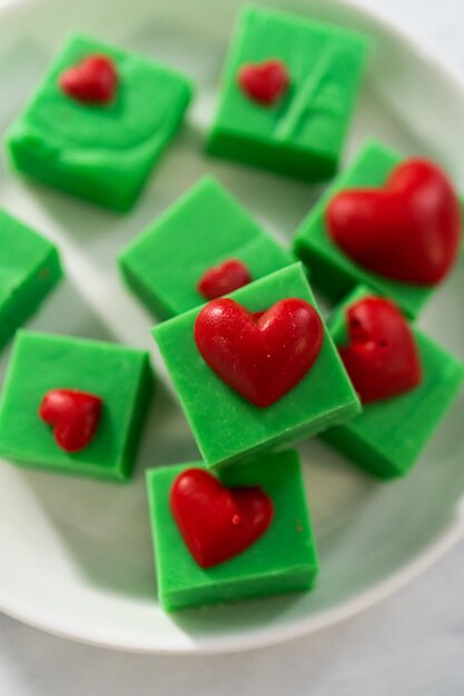 Fudge verde com corações vermelhos