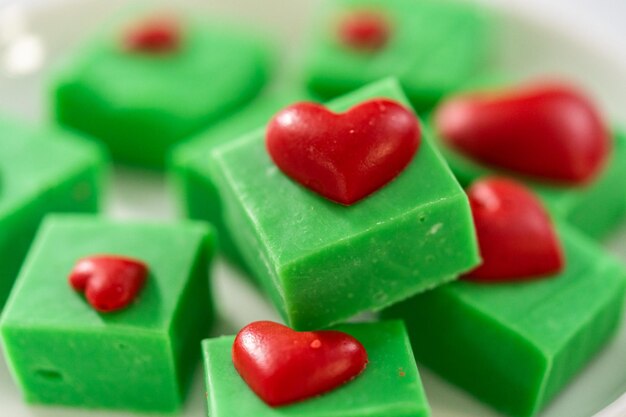 Fudge verde com corações vermelhos