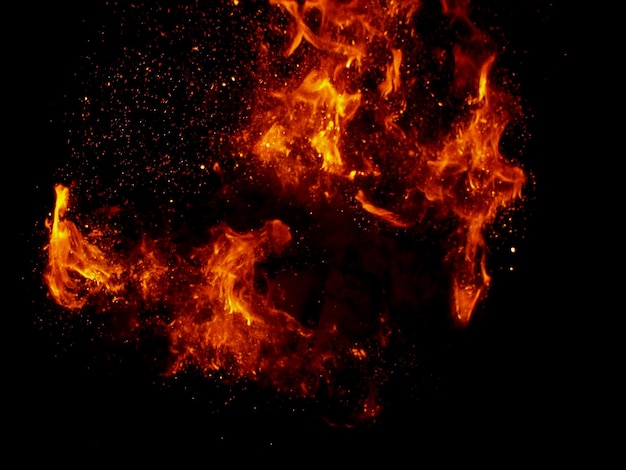 Fuego ardiendo en el campo por la noche