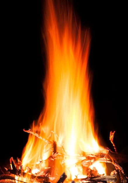 Foto fuego ardiendo en la noche