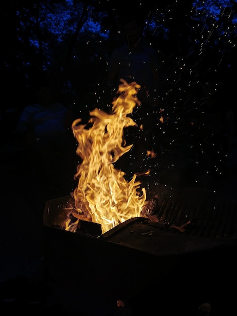 Foto fuego ardiendo en la oscuridad