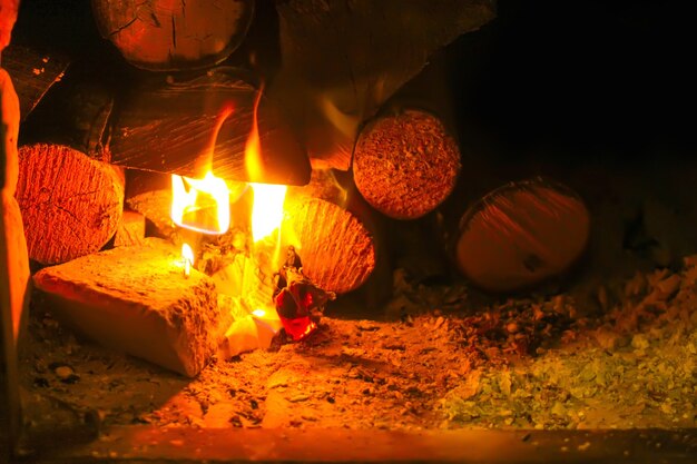 Fuego ardiente en una chimenea.