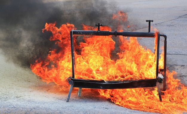 Fuego ardiente para entrenamiento de extinción de incendios.