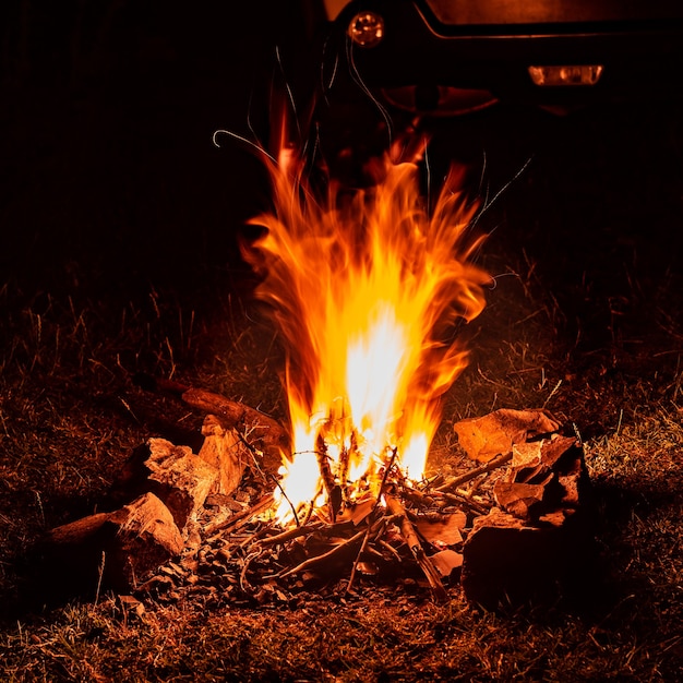 Fuego ardiente en la noche