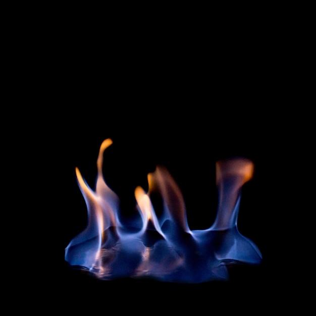 fuego azul caliente sobre fondo negro