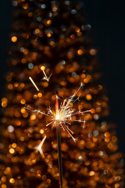 El fuego de Bengala de Navidad brilla contra el fondo negro.