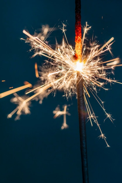 El fuego de Bengala de Navidad brilla contra el fondo negro.