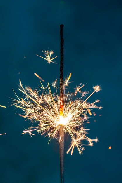 El fuego de Bengala de Navidad brilla contra el fondo negro.