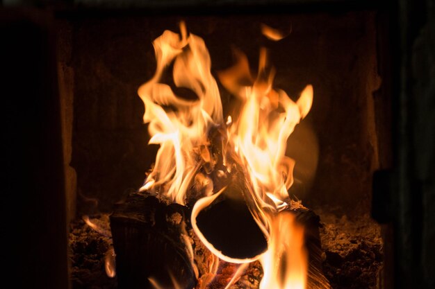 Fuego brillante Leña ardiente en la chimenea