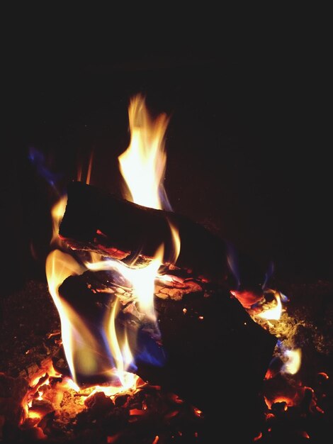 Foto fuego de campamento ardiendo por la noche