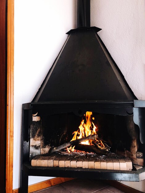 Foto fuego en la chimenea de la casa