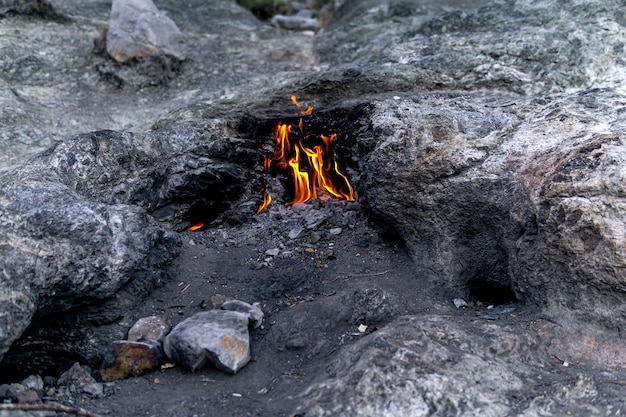 Fuego constante en el lugar de una emisión de gas natural en el monte Quimera (Yanartas) en Turquía