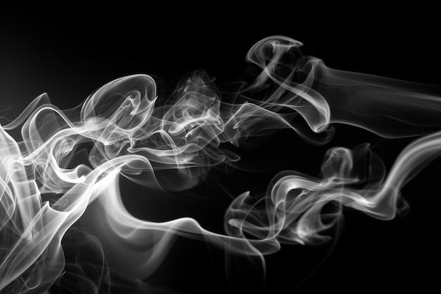 Fuego de humo blanco sobre fondo negro. movimiento abstracto