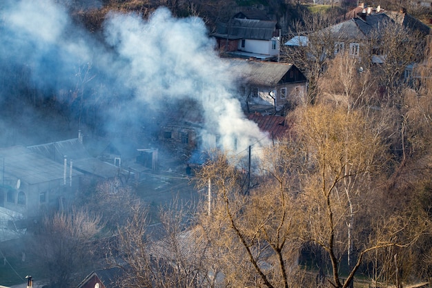 Fuego con humo negro en casa. Casa en humo.