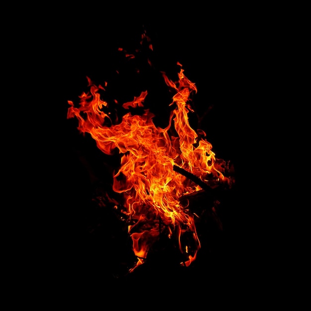 Fuego de llama que quema aislado en fondo oscuro con fines de diseño gráfico