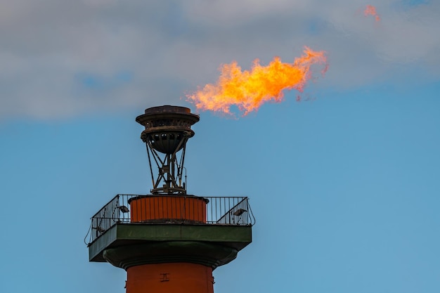 El fuego de la memoria se enciende en las columnas rostrales en San Petersburgo Rusia