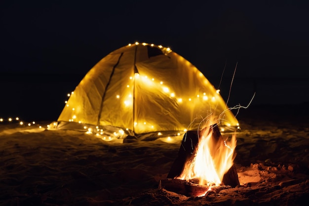 El fuego en la noche en la playa Estado de ánimo de verano