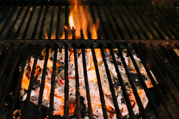 Foto fuego preparando para asar en carbón