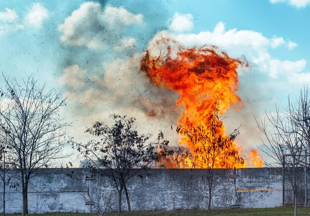 Foto fuego rojo con smog bajo nubes