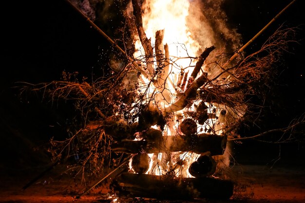 Fuego en el suelo para hermosas carnes de gaucho con brasas al rojo vivo