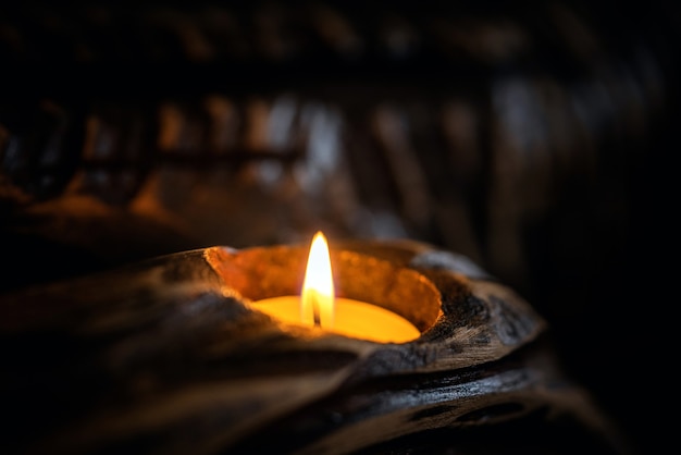 Fuego de una vela sobre un fondo oscuro