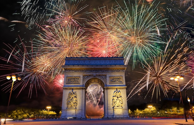 Fuegos artificiales de Año Nuevo sobre el Arco del Triunfo París Francia