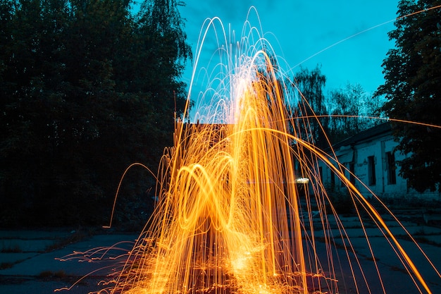 Foto fuegos artificiales ardientes