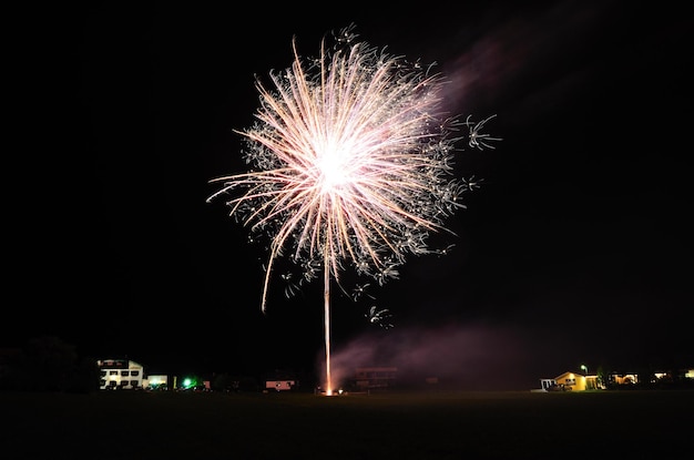 Fuegos artificiales brillantes en la noche