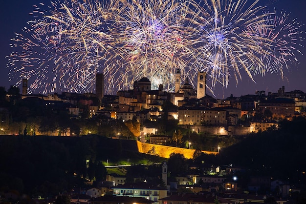 Fuegos artificiales en el casco antiguo de Bérgamo