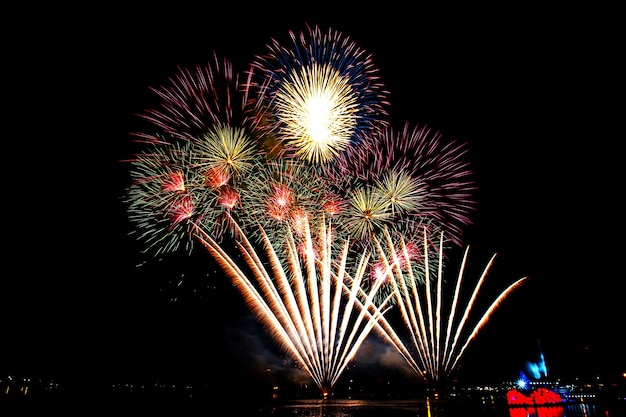 Fuegos artificiales para la celebración de fondo de arte de iluminación