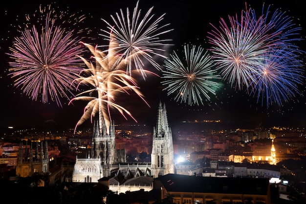 Foto fuegos artificiales para la celebración, sobre la famosa catedral gótica de burgos, españa.