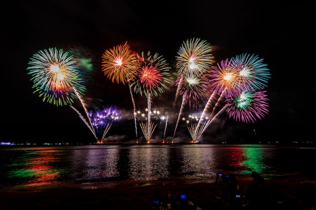 Fuegos artificiales de celebraciones en la noche en la ciudad de pattaya mar Tailandia