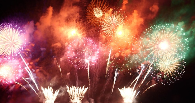 Fuegos artificiales celebran aniversario feliz año nuevo 2021 Festival festivo del 4 de julio fuegos artificiales coloridos en la noche para celebrar la cuenta regresiva del feriado nacional hasta el evento de fiesta del año nuevo 2021