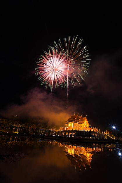 Fuegos artificiales celebran el año nuevo en el Rajapruek Royal Park