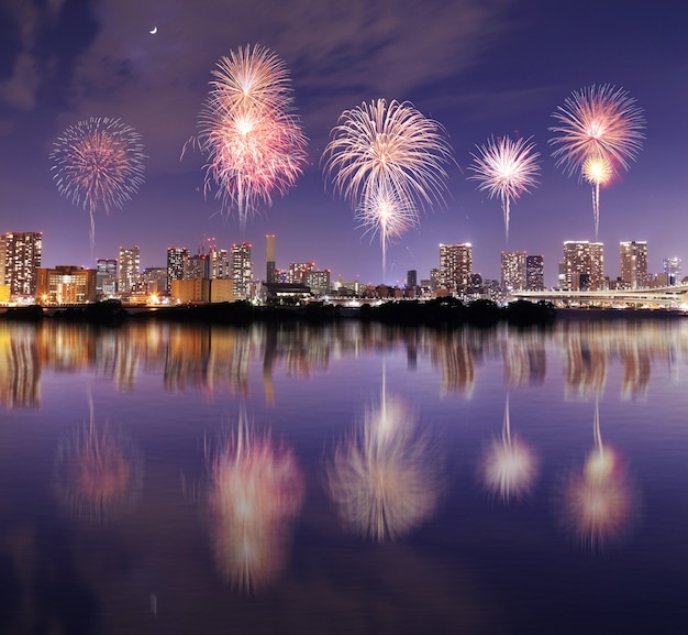 Fuegos artificiales celebrando sobre Odaiba, Tokio