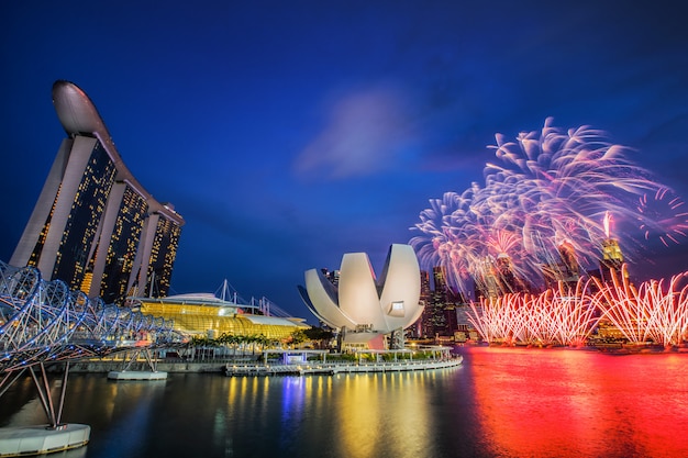 Fuegos artificiales con cielo azul en la ciudad de Singapur