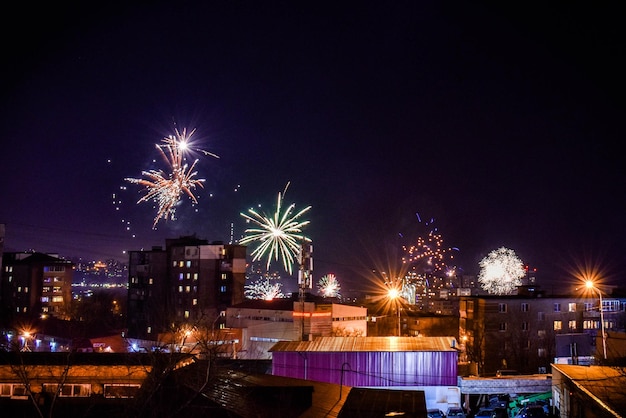 Fuegos artificiales en el cielo nocturno de la ciudad.