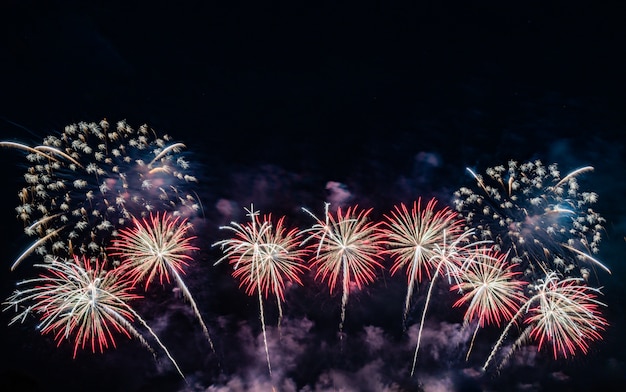 Fuegos artificiales en el cielo.