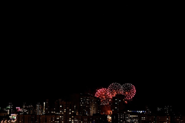 Fuegos artificiales de la ciudad en el cielo nocturno