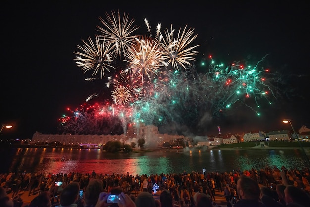 fuegos artificiales en la ciudad