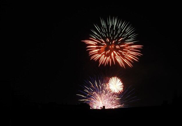 Foto fuegos artificiales en la ciudad