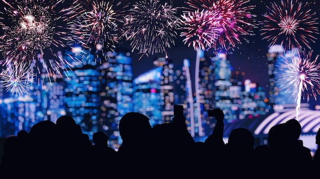 Fuegos artificiales de colores con fondo bokeh. Celebración del año nuevo, Fondo abstracto de vacaciones