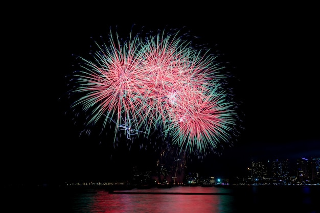 Fuegos artificiales coloridos por la noche.